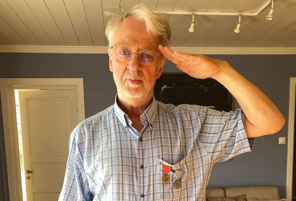 Janitsjar-hilset: Artikkelforfatteren utfører et keivhendt janitsjar-hils med obligatorisk gull- og sølv-medalje fra firmaskirennet (idealtid) til Mortensens Forlag i 1982 og 1983. Foto: Svært privat Janitsjar-hilset: Artikkelforfatteren utfører et keivhendt janitsjar-hils med obligatorisk gull- og sølv-medalje fra firmaskirennet (idealtid) til Mortensens Forlag i 1982 og 1983. Foto: Svært privat