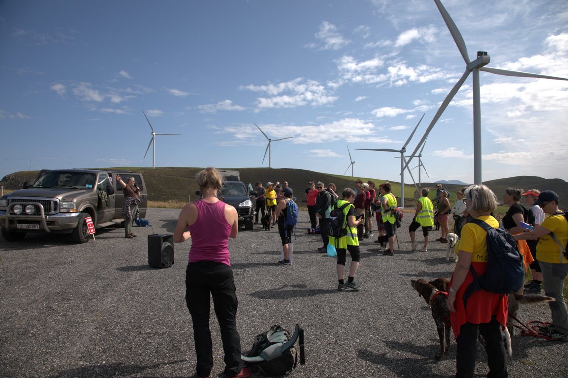 Lokalbefolkningen protesterer mot ilandføring av vindmølle på Haramsøya, Møre og Romsdal. 3. august 2024. Foto: Kjell Arne Fjørtoft / Document. Lokalbefolkningen protesterer mot ilandføring av vindmølle på Haramsøya, Møre og Romsdal. 3. august 2024. Foto: Kjell Arne Fjørtoft / Document.
