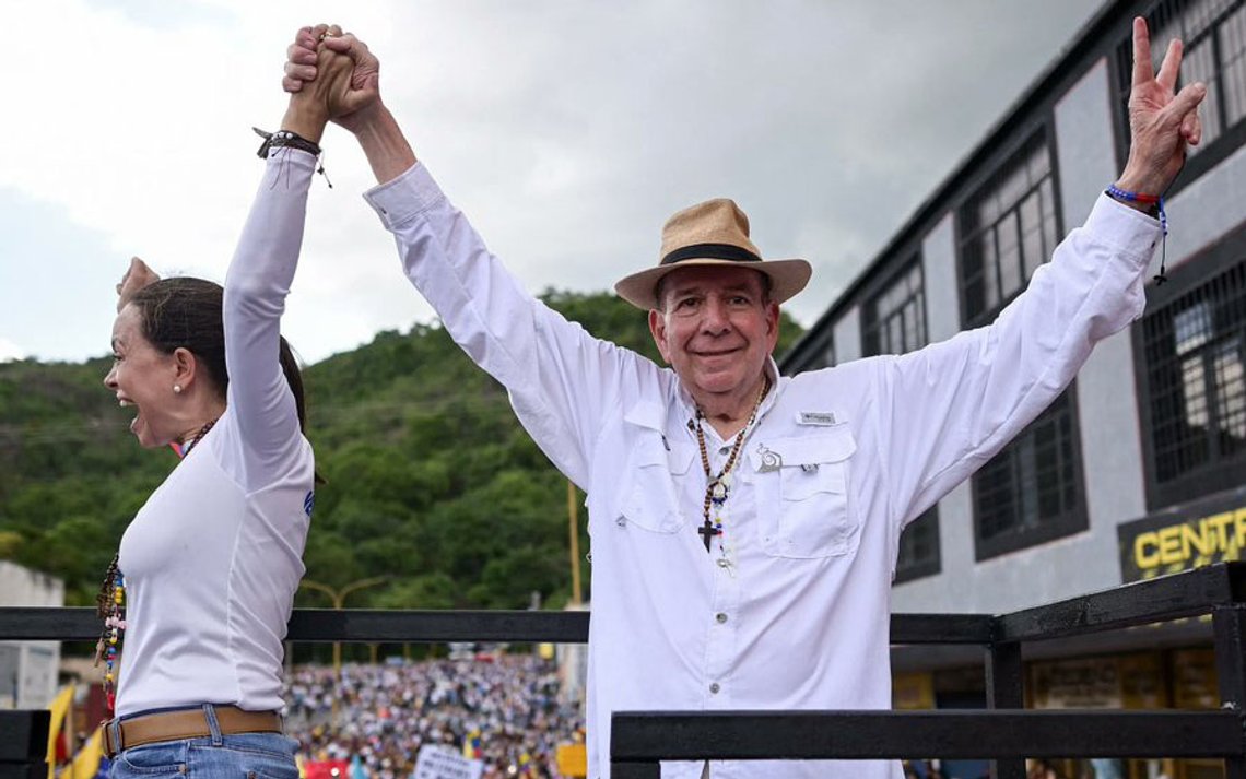 Edmundo González Urrutia med opposisjonslederen, María Corina Machado, til venstre. Foto fra Twitter Edmundo González Urrutia med opposisjonslederen, María Corina Machado, til venstre. Foto fra Twitter