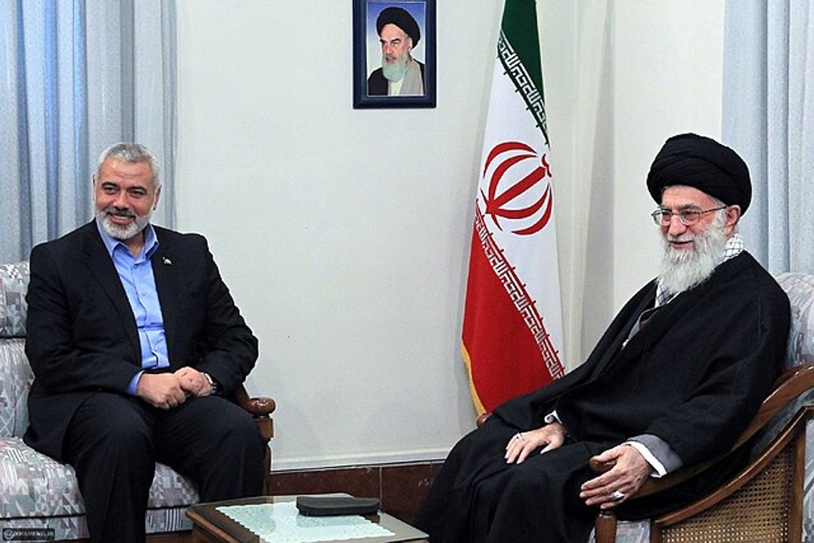 Hamas-leder Ismail Haniyeh sammen med Irans leder Ali Khamenei. Haniyeh ble drept i Iran 31. juli. Foto: Wikimedia Commons. Hamas-leder Ismail Haniyeh sammen med Irans leder Ali Khamenei. Haniyeh ble drept i Iran 31. juli. Foto: Wikimedia Commons.