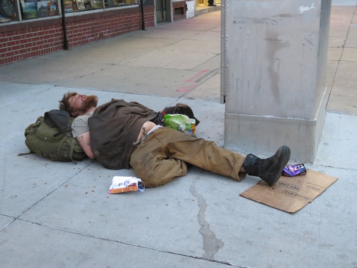 En hjemløs mann sover på gata i Denver, Colorado. Foto: O'Dea/ Wikimedia/ CC BY-SA 4.0 En hjemløs mann sover på gata i Denver, Colorado. Foto: O'Dea/ Wikimedia/ CC BY-SA 4.0