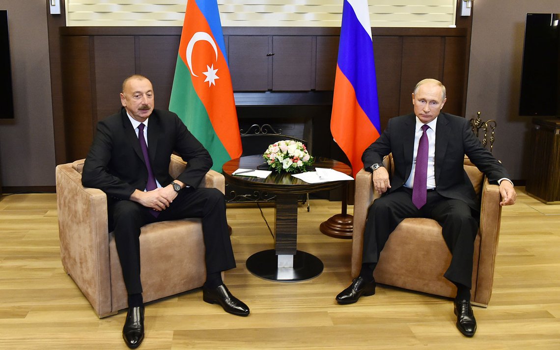 Bredbente herremenn som vet å pusse skoene, Aserbajdsjans president Ilham Alijev og Vladimir Putin. Foto: President.az, Wikimedia Commons Bredbente herremenn som vet å pusse skoene, Aserbajdsjans president Ilham Alijev og Vladimir Putin. Foto: President.az, Wikimedia Commons
