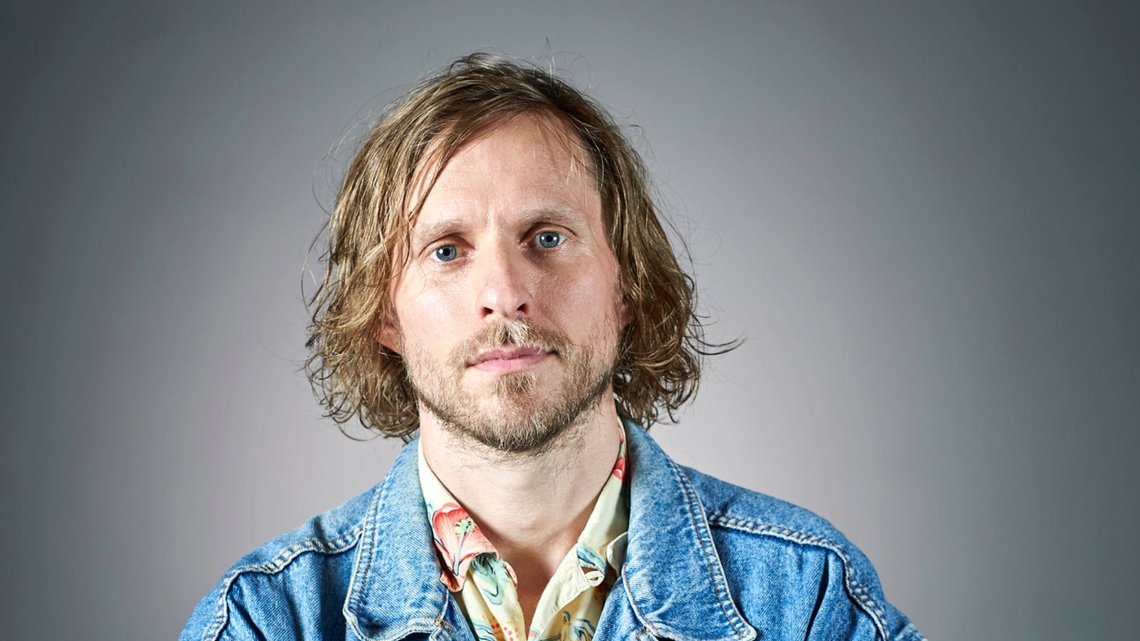 Komikeren Jim Swann har gjort en reise vekk fra mer woke standpunkt til å kritisere og tulle med transbevegelsen. Foto: Kristian Jøndal Komikeren Jim Swann har gjort en reise vekk fra mer woke standpunkt til å kritisere og tulle med transbevegelsen. Foto: Kristian Jøndal