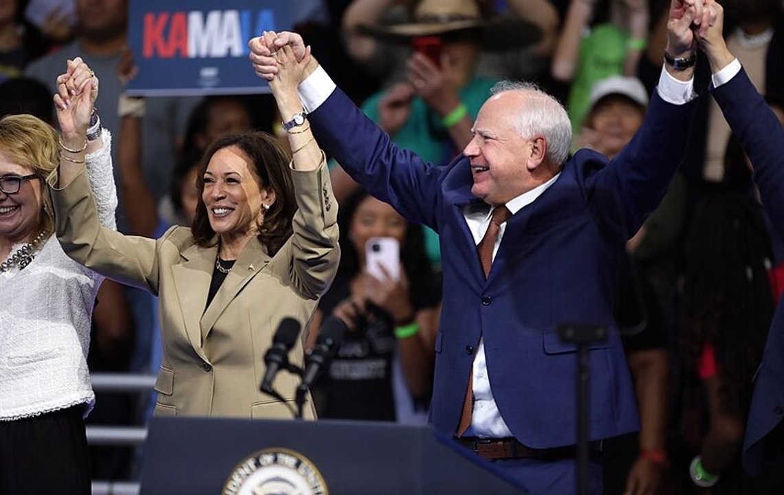 USAs visepresident Kamala Harris og guvernør Tim Walz taler på et valgkampmøte på Desert Diamond Arena i Glendale, Arizona. 9. august 2024. Foto av Gage Skidmore. Kilde: Wikimedia Commons. USAs visepresident Kamala Harris og guvernør Tim Walz taler på et valgkampmøte på Desert Diamond Arena i Glendale, Arizona. 9. august 2024. Foto av Gage Skidmore. Kilde: Wikimedia Commons.