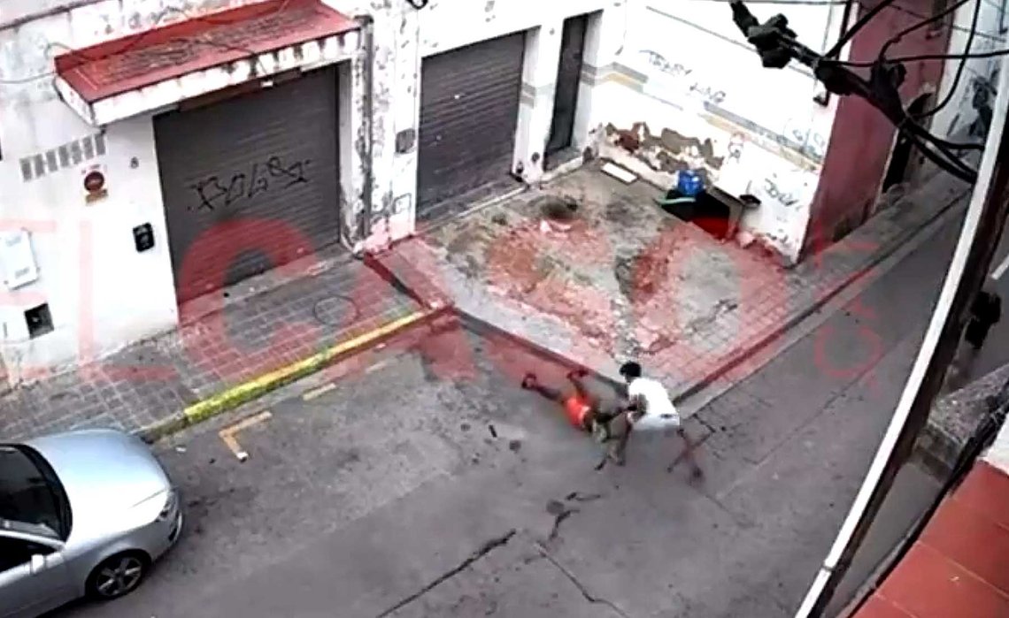 En ung gutt fra Marokko blir knivstukket flere ganger i halsen. Oppgjøret skjedde i den spanske byen El Vendrell før helgen. (Foto: Videostillbilde fra El Caso/X) En ung gutt fra Marokko blir knivstukket flere ganger i halsen. Oppgjøret skjedde i den spanske byen El Vendrell før helgen. (Foto: Videostillbilde fra El Caso/X)
