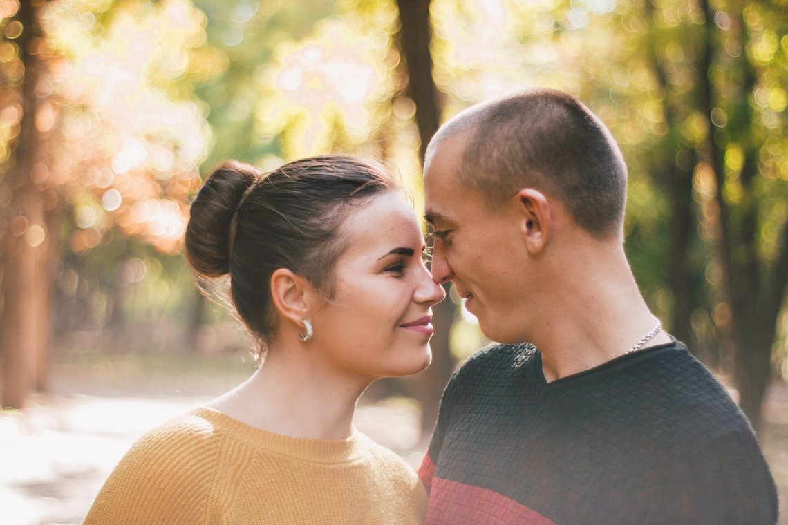 Kvinner forsøker å gi råd til menn om hvordan man skal opptre på Tinder. Hva med å bare ignorere, og snakke med folk på gammeldags måte? Foto: Pixabay Kvinner forsøker å gi råd til menn om hvordan man skal opptre på Tinder. Hva med å bare ignorere, og snakke med folk på gammeldags måte? Foto: Pixabay