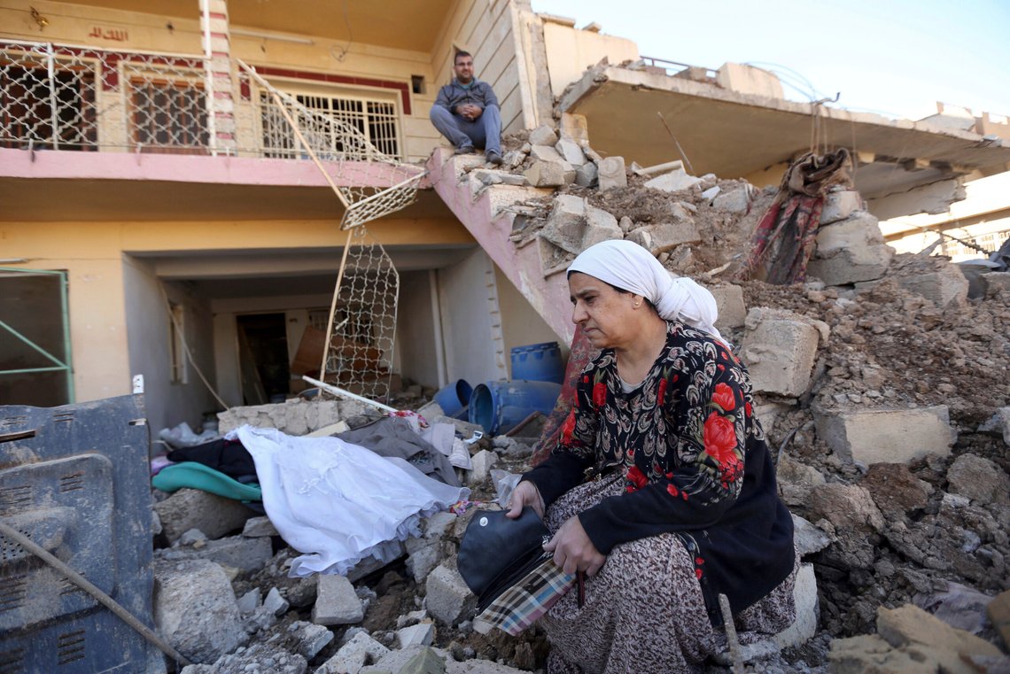 Yazidier sitter i ruinene av sine ødelagte hjem. Dette bildet ble tatt i Mosul i Irak i 2016, der IS lenge hadde makten. Foto: Hadi Mizban, AP / NTB. Yazidier sitter i ruinene av sine ødelagte hjem. Dette bildet ble tatt i Mosul i Irak i 2016, der IS lenge hadde makten. Foto: Hadi Mizban, AP / NTB.