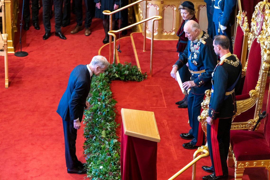 Statsminister Jonas Gahr Støre (Ap) bukker foran kong Harald, dronning Sonja og kronprins Haakon under åpningen av Stortinget i 2022. Foto: Terje Pedersen / NTB Statsminister Jonas Gahr Støre (Ap) bukker foran kong Harald, dronning Sonja og kronprins Haakon under åpningen av Stortinget i 2022. Foto: Terje Pedersen / NTB