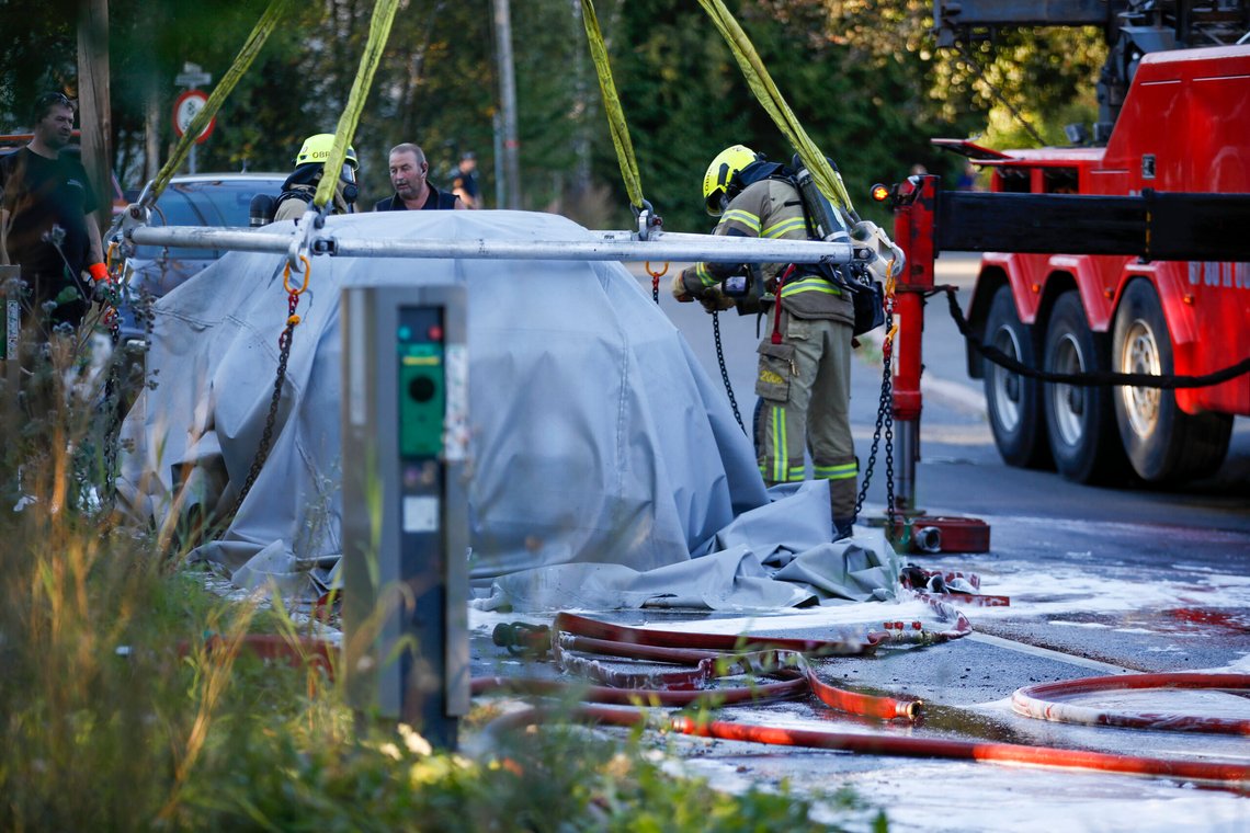Oslo 20210908.
Brannvesenet slokker brann i el-bil på Slemdal. Bilen heises opp og videre ned i en konteiner fylt med vann.
Foto: Javad Parsa / NTB Oslo 20210908.
Brannvesenet slokker brann i el-bil på Slemdal. Bilen heises opp og videre ned i en konteiner fylt med vann.
Foto: Javad Parsa / NTB