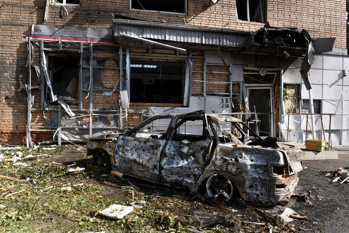 En utbrent bil ved en boligblokk etter et ukrainsk granatangrep i Kursk. Foto. AP / NTB En utbrent bil ved en boligblokk etter et ukrainsk granatangrep i Kursk. Foto. AP / NTB