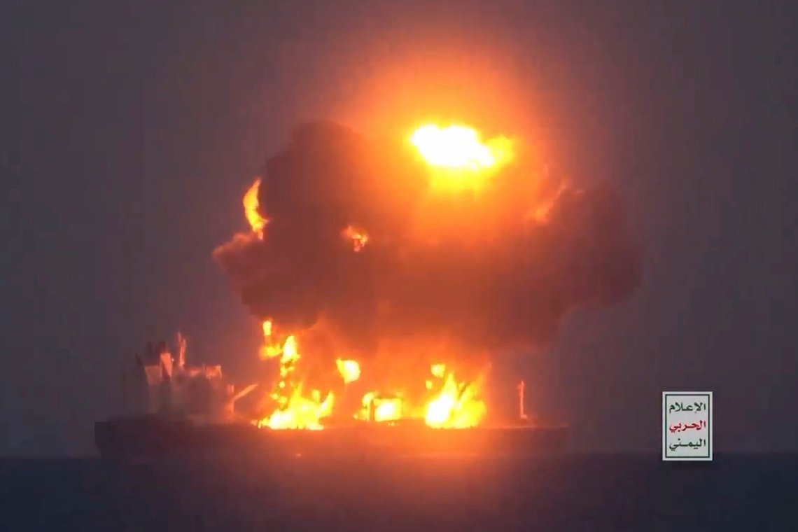 Tankskipet Sounion er fortsatt i brann i Rødehavet etter å ha blitt angrepet av houthimilitsen i Jemen onsdag i forrige uke. Det er foreløpig ikke meldt om utslipp, men det kan ende med en miljøkatastrofe. Foto: Ansar Allah Media Office / AP / NTB Tankskipet Sounion er fortsatt i brann i Rødehavet etter å ha blitt angrepet av houthimilitsen i Jemen onsdag i forrige uke. Det er foreløpig ikke meldt om utslipp, men det kan ende med en miljøkatastrofe. Foto: Ansar Allah Media Office / AP / NTB