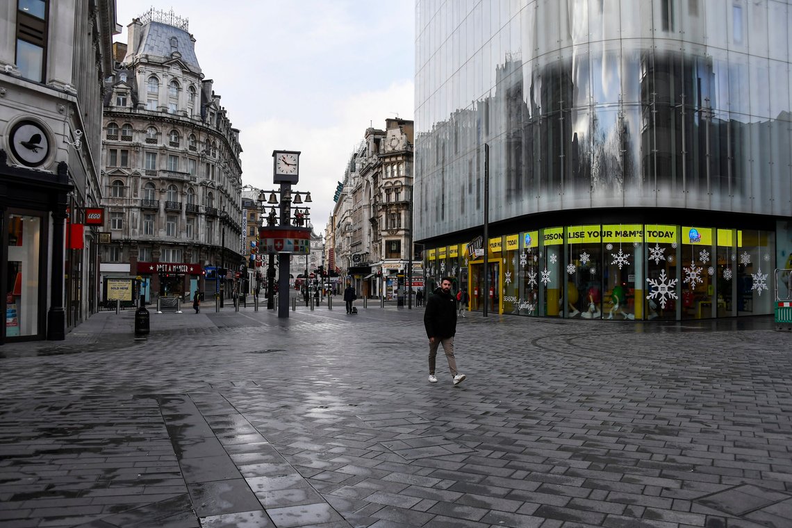 LEICESTER SQUARE: Midt i hjertet av London, har det vært en knivstikking. Området ligger like ved Piccadilly Circus. Her fra et tidspunkt det var tilnærmet tomt. (AP Photo/Alberto Pezzali) LEICESTER SQUARE: Midt i hjertet av London, har det vært en knivstikking. Området ligger like ved Piccadilly Circus. Her fra et tidspunkt det var tilnærmet tomt. (AP Photo/Alberto Pezzali)