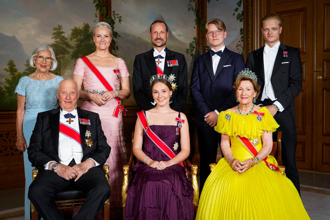 Oslo 20220617.
Prinsesse Ingrid Alexandra og kongefamilien på slottet i Oslo fredag. Marit Tjessem, kronprinsesse Mette-Marit, kronprins Haakon, Marius Borg Høiby prins Sverre Magnus, kong Harald (t.v. foran), prinsesse Ingrid Alexandra og dronning Sonja.
Prinsesse Ingrid Alexandra fylte 18 år 21. januar 2022. Markeringene av myndighetsdagen ble utsatt til juni på grunn av smittesituasjonen og koronarestriksjonene.
POOL
Foto: Lise Åserud / NTB Oslo 20220617.
Prinsesse Ingrid Alexandra og kongefamilien på slottet i Oslo fredag. Marit Tjessem, kronprinsesse Mette-Marit, kronprins Haakon, Marius Borg Høiby prins Sverre Magnus, kong Harald (t.v. foran), prinsesse Ingrid Alexandra og dronning Sonja.
Prinsesse Ingrid Alexandra fylte 18 år 21. januar 2022. Markeringene av myndighetsdagen ble utsatt til juni på grunn av smittesituasjonen og koronarestriksjonene.
POOL
Foto: Lise Åserud / NTB