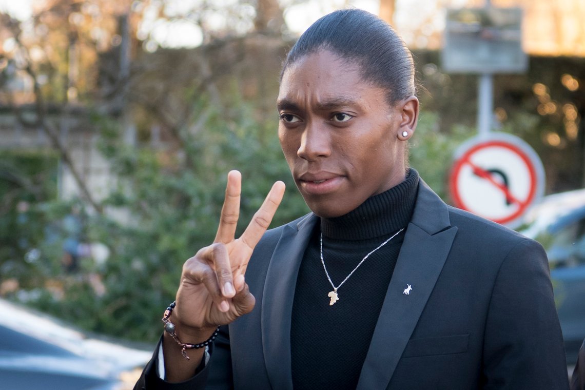 Den sørafrikanske løperen Caster Semenya, olympisk gullmedaljevinner og verdensmester på 800 meter, ankommer den første dagen av høringen i den internasjonale voldgiftsretten for idrett, CAS, i Lausanne, Sveits, mandag 18. februar 2019. Semenya anket avgjørelsen fra Det internasjonale friidrettsforbundet (IAAF) til CAS, som tvinger kvinnelige løpere til å ta medisiner for å redusere testosteronnivået i seks måneder før de kan konkurrere internasjonalt. Semenya tapte anken. Foto: Laurent Gillieron/Keystone via AP/NTB Den sørafrikanske løperen Caster Semenya, olympisk gullmedaljevinner og verdensmester på 800 meter, ankommer den første dagen av høringen i den internasjonale voldgiftsretten for idrett, CAS, i Lausanne, Sveits, mandag 18. februar 2019. Semenya anket avgjørelsen fra Det internasjonale friidrettsforbundet (IAAF) til CAS, som tvinger kvinnelige løpere til å ta medisiner for å redusere testosteronnivået i seks måneder før de kan konkurrere internasjonalt. Semenya tapte anken. Foto: Laurent Gillieron/Keystone via AP/NTB