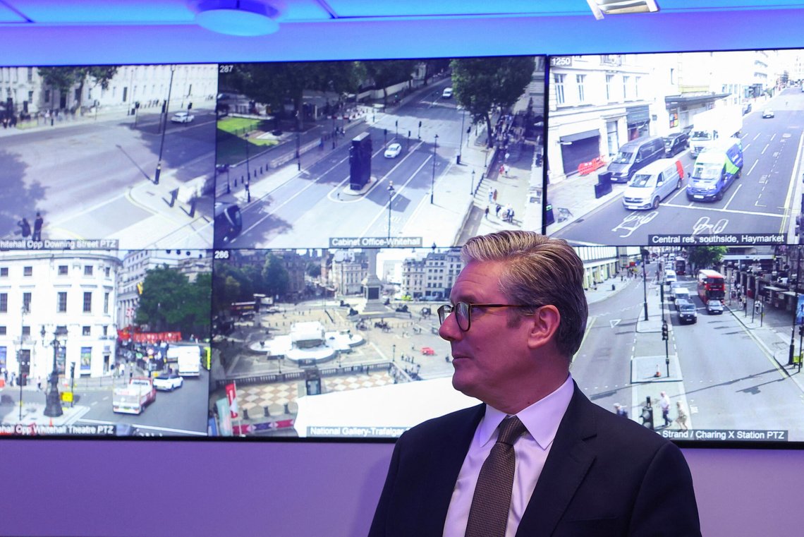 En talsperson for Storbritannias statsminister Keir Starmer sier at de er glad for deeskaleringen av demonstrasjonene i landet. Fredag besøkte Starmer politiet i London. Foto: Toby Melville / Pool / AP / NTB En talsperson for Storbritannias statsminister Keir Starmer sier at de er glad for deeskaleringen av demonstrasjonene i landet. Fredag besøkte Starmer politiet i London. Foto: Toby Melville / Pool / AP / NTB