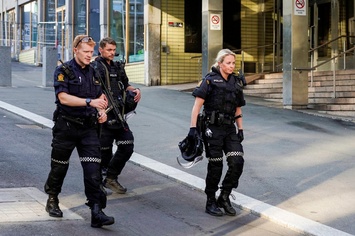 TRUSSELSITUASJON:
Politiet avfyrte varselskudd under en pågripelse av en mann som var truende på Youngstorget.
Foto: Amanda Pedersen Giske / NTB TRUSSELSITUASJON:
Politiet avfyrte varselskudd under en pågripelse av en mann som var truende på Youngstorget.
Foto: Amanda Pedersen Giske / NTB