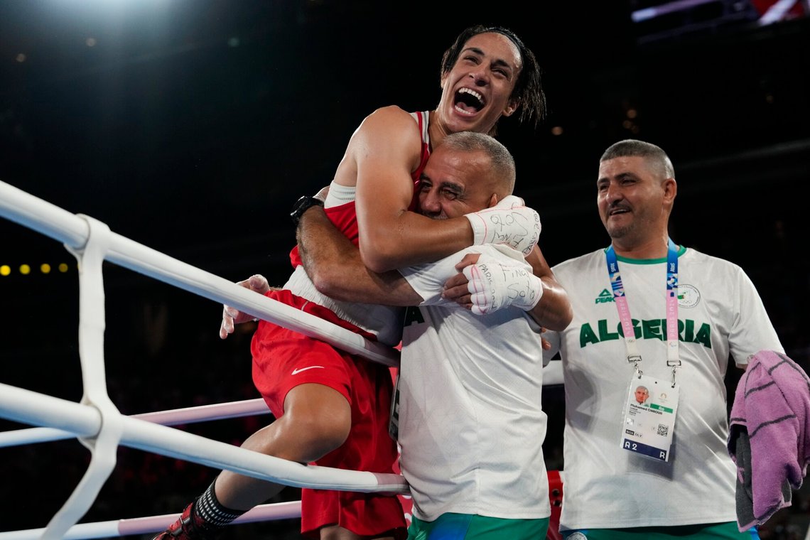 Mannen Imane Khelif jubler etter å ha vunnet OL-gull i kvinneklassen. Foto: AP/Ariana Cubillos/NTB Mannen Imane Khelif jubler etter å ha vunnet OL-gull i kvinneklassen. Foto: AP/Ariana Cubillos/NTB