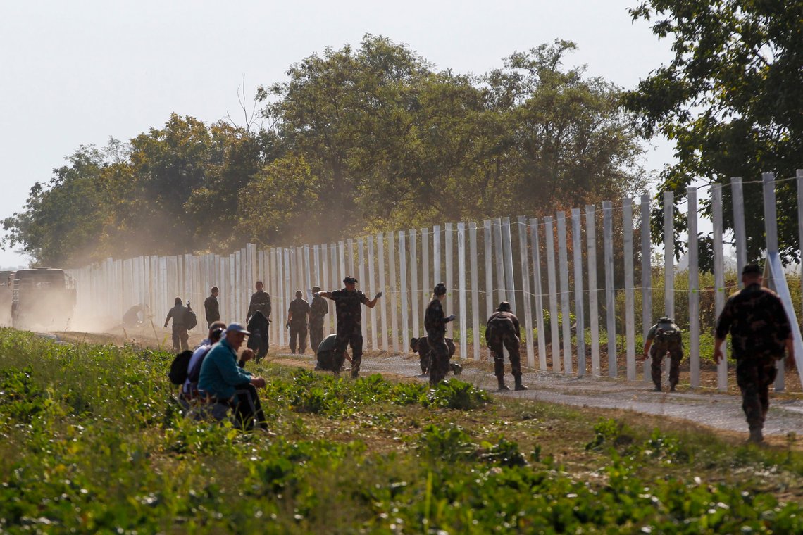 Ungarn begynte å bygge høye grensegjerder i 2015 i et forsøk på å forhindre invasjonen av Europa. EU satt ikke pris på at noen ville beskytte EUs grenser. Foto: Petr David Josek / AP / NTB Ungarn begynte å bygge høye grensegjerder i 2015 i et forsøk på å forhindre invasjonen av Europa. EU satt ikke pris på at noen ville beskytte EUs grenser. Foto: Petr David Josek / AP / NTB