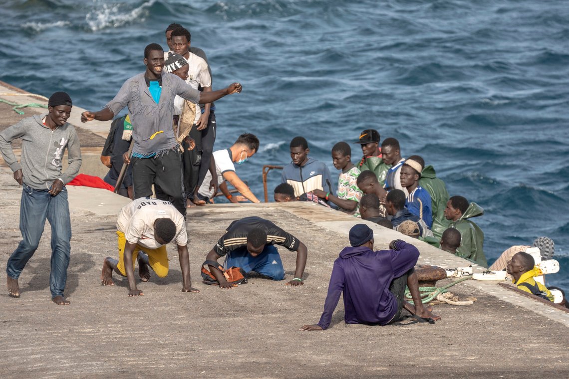 Illegale migranter ankommer havnen i La Restinga på kanariøya El Hierro, Spania, 19. august 2024. Nødetatene på Kanariøyene sier at 86 migranter ankom i en båt på El Hierro mandag, etter en syv dagers seilas fra Senegal i Vest-Afrika. Foto: Maria Ximena, AP-NTB. Illegale migranter ankommer havnen i La Restinga på kanariøya El Hierro, Spania, 19. august 2024. Nødetatene på Kanariøyene sier at 86 migranter ankom i en båt på El Hierro mandag, etter en syv dagers seilas fra Senegal i Vest-Afrika. Foto: Maria Ximena, AP-NTB.