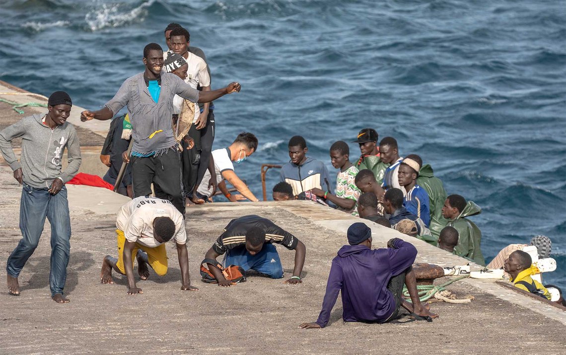 Senegalesiske migranter kysser betongkaien på havnen i La Restinga på øyen El Hierro, en av Kanariøyene, mandag 19. august 2024. 86 migranter var med i båten fra Afrika, en tur som tok syv dager. (Foto: Maria Ximena/AP) Senegalske migranter på Kanariøyene