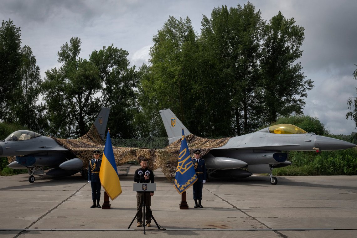 De første F-16-flyene ble levert til Ukraina denne uken. Her står Zelenskyj ved de sårt etterlengtede kampflyene på en militærbase i Ukraina søndag. Foto: Jefrem Lukatskyj / AP / NTB De første F-16-flyene ble levert til Ukraina denne uken. Her står Zelenskyj ved de sårt etterlengtede kampflyene på en militærbase i Ukraina søndag. Foto: Jefrem Lukatskyj / AP / NTB
