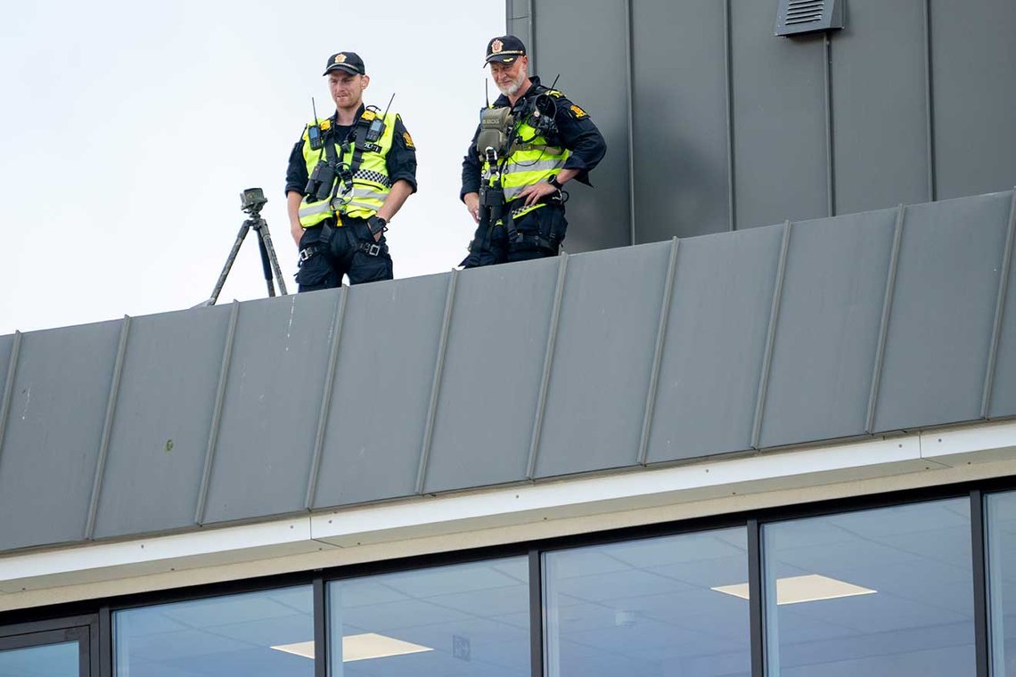 Politiet holder utkikk fra et tak i Arendal sentrum. Politiet har hatt en rekke forebyggende tiltak for å unngå uønskede hendelser under Arendalsuka. (Foto: Heiko Junge / NTB) Politiet holder utkikk fra et tak i Arendal sentrum. Politiet har hatt en rekke forebyggende tiltak for å unngå uønskede hendelser under Arendalsuka. (Foto: Heiko Junge / NTB)