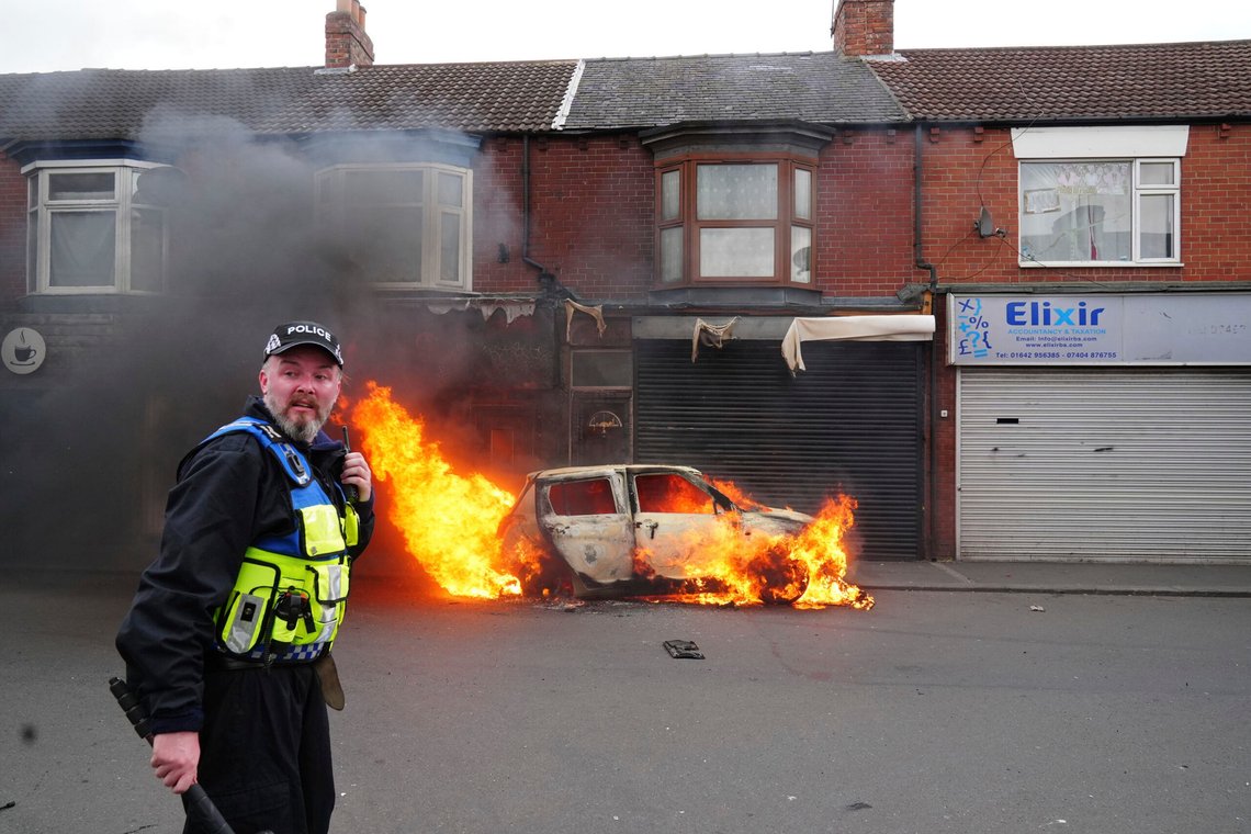 Politiet på plass i Middlesbrough i England under innvandringsfiendtlige opptøyer søndag. Foto: Owen Humphreys/PA via AP / NTB Politiet på plass i Middlesbrough i England under innvandringsfiendtlige opptøyer søndag. Foto: Owen Humphreys/PA via AP / NTB