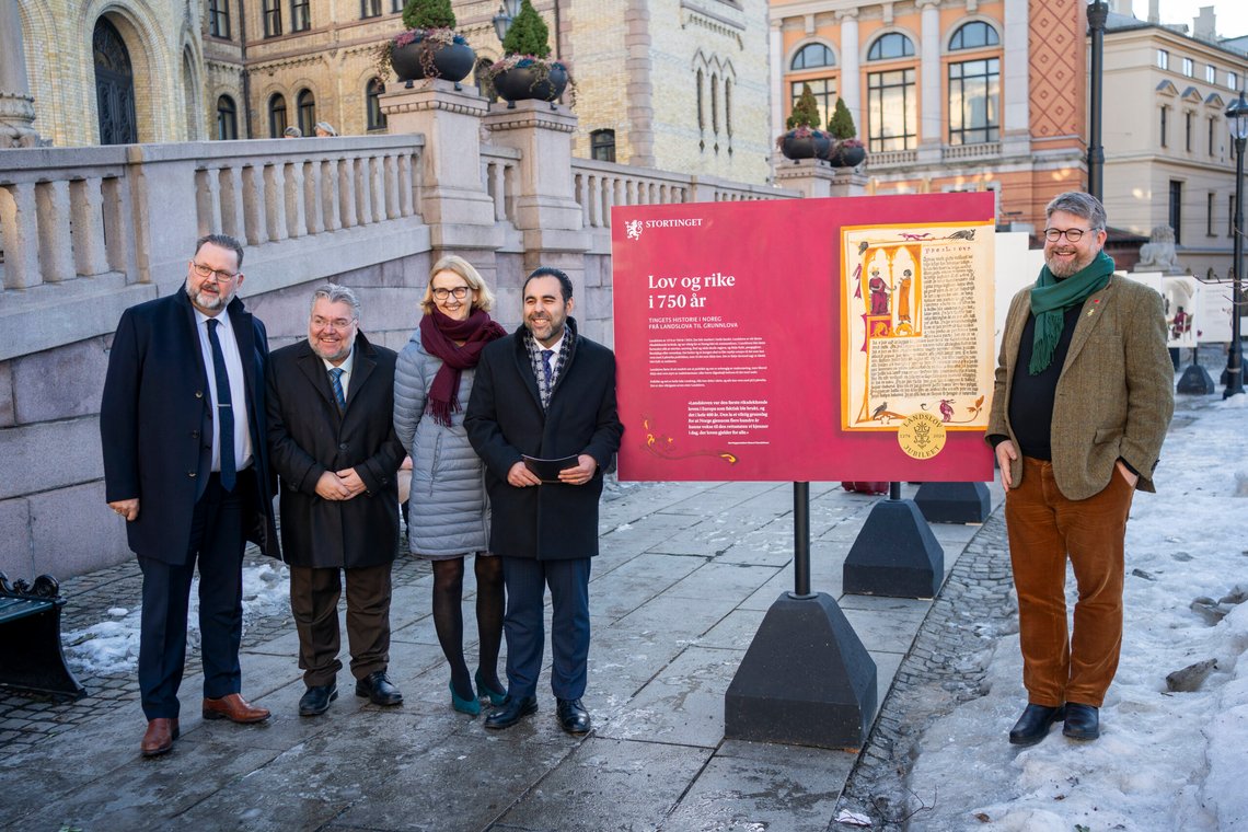 Oslo 20240201.
Rettshistoriker Jørn Øyrehagen Sunde t.h. sammen med Stortingets presidentsskap med første visepresident Svein Harberg (H), tredje visepresident Morten Wold (FrP),fjerde visepresident Kari Henriksen (A), og president Masud Gharahkhani (A), under åpning av utstillingen i forbindelse med 750-årsjubileet for Magnus Lagabøtes landslov.
Foto: Terje Pedersen / NTB Oslo 20240201.
Rettshistoriker Jørn Øyrehagen Sunde t.h. sammen med Stortingets presidentsskap med første visepresident Svein Harberg (H), tredje visepresident Morten Wold (FrP),fjerde visepresident Kari Henriksen (A), og president Masud Gharahkhani (A), under åpning av utstillingen i forbindelse med 750-årsjubileet for Magnus Lagabøtes landslov.
Foto: Terje Pedersen / NTB