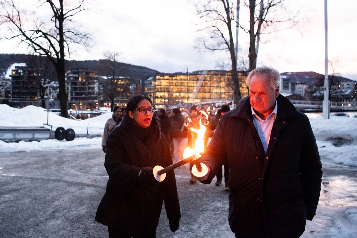 Oslo 20240223.
Nestleder i Buskerud innvandrerråd Nasim Rizvi (t.v) og ordfører i Drammen Kjell Arne Hermansen. Buskerud innvandrerråd og Mukhtar Sajid leder et fakkeltog gjennom Drammen sentrum fredag. Fakkeltoget er en protest mot et flyktningsvedtak i kommunen. Vedtaket sier at Drammen kommune kun ønsker å ta imot ukrainske flyktninger.
Foto: Annika Byrde / NTB Oslo 20240223.
Nestleder i Buskerud innvandrerråd Nasim Rizvi (t.v) og ordfører i Drammen Kjell Arne Hermansen. Buskerud innvandrerråd og Mukhtar Sajid leder et fakkeltog gjennom Drammen sentrum fredag. Fakkeltoget er en protest mot et flyktningsvedtak i kommunen. Vedtaket sier at Drammen kommune kun ønsker å ta imot ukrainske flyktninger.
Foto: Annika Byrde / NTB