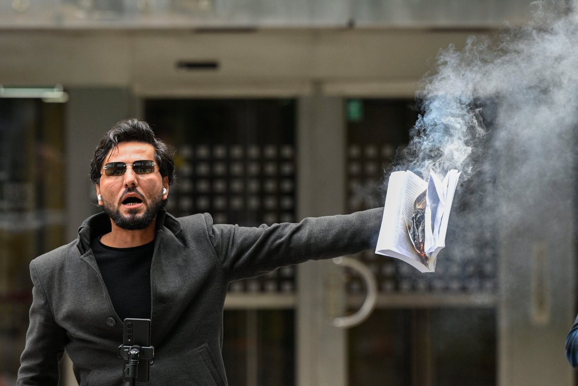 Salwan Momika brenner en koran på Benny Fredrikssons torg, Stockholm i 2023. Foto: Anders Wiklund, TT-NTB. Salwan Momika brenner en koran på Benny Fredrikssons torg, Stockholm i 2023. Foto: Anders Wiklund, TT-NTB.