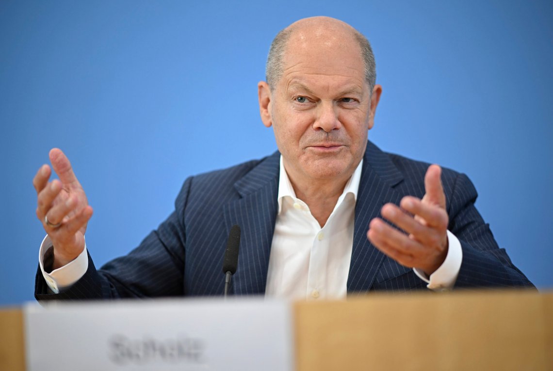 Tysklands statsminister Olaf Scholz er glad for at stadig flere innvandrere søker om tysk pass. Her fotografert i forbindelse med en pressekonferanse i Berlin tidligere i sommer. Foto: Britta Pedersen / DPA / AP / NTB Tysklands statsminister Olaf Scholz er glad for at stadig flere innvandrere søker om tysk pass. Her fotografert i forbindelse med en pressekonferanse i Berlin tidligere i sommer. Foto: Britta Pedersen / DPA / AP / NTB