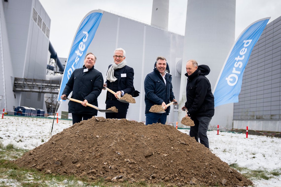 Norge er ikke lenger alene med CO2-fangstprosjekt, les Langskip som nå er utsatt til 2030. Ørsted varslet så sent som 3. des. 2023 at de skal bygge et CO2-fangstanlegg ved Avedøreverket i Hvidovre. Billedtekst:
Klima-, energi- og forsyningsminister Lars Aagaard (M), CEO i Ørsted, Mads Nipper, Martin Damm, Kalundborgs borgmester og Søren Fries Trebbien, Hvidovres borgmester, tager det første spadestik til Danmarks første CO2-fangstprojekt i fuld skala på Avedøreværket i Hvidovre, mandag den 4. december 2023. Ørsted igangsætter byggeriet af Danmarks første CO2-fangstprojekt i fuld skala på Asnæsværket i Kalundborg og på Avedøreværket i Hvidovre.De to anlæg skal fra begyndelsen af 2026 fange og lagre 430.000 tons CO2 hvert år. Det svarer til den årlige CO2-udledning fra ca. 200.000 benzindrevne biler, og det er et markant bidrag til de danske klimamål for 2025 og 2030.. (Foto: Ida Marie Odgaard/Ritzau Scanpix) Norge er ikke lenger alene med CO2-fangstprosjekt, les Langskip som nå er utsatt til 2030. Ørsted varslet så sent som 3. des. 2023 at de skal bygge et CO2-fangstanlegg ved Avedøreverket i Hvidovre. Billedtekst:
Klima-, energi- og forsyningsminister Lars Aagaard (M), CEO i Ørsted, Mads Nipper, Martin Damm, Kalundborgs borgmester og Søren Fries Trebbien, Hvidovres borgmester, tager det første spadestik til Danmarks første CO2-fangstprojekt i fuld skala på Avedøreværket i Hvidovre, mandag den 4. december 2023. Ørsted igangsætter byggeriet af Danmarks første CO2-fangstprojekt i fuld skala på Asnæsværket i Kalundborg og på Avedøreværket i Hvidovre.De to anlæg skal fra begyndelsen af 2026 fange og lagre 430.000 tons CO2 hvert år. Det svarer til den årlige CO2-udledning fra ca. 200.000 benzindrevne biler, og det er et markant bidrag til de danske klimamål for 2025 og 2030.. (Foto: Ida Marie Odgaard/Ritzau Scanpix)