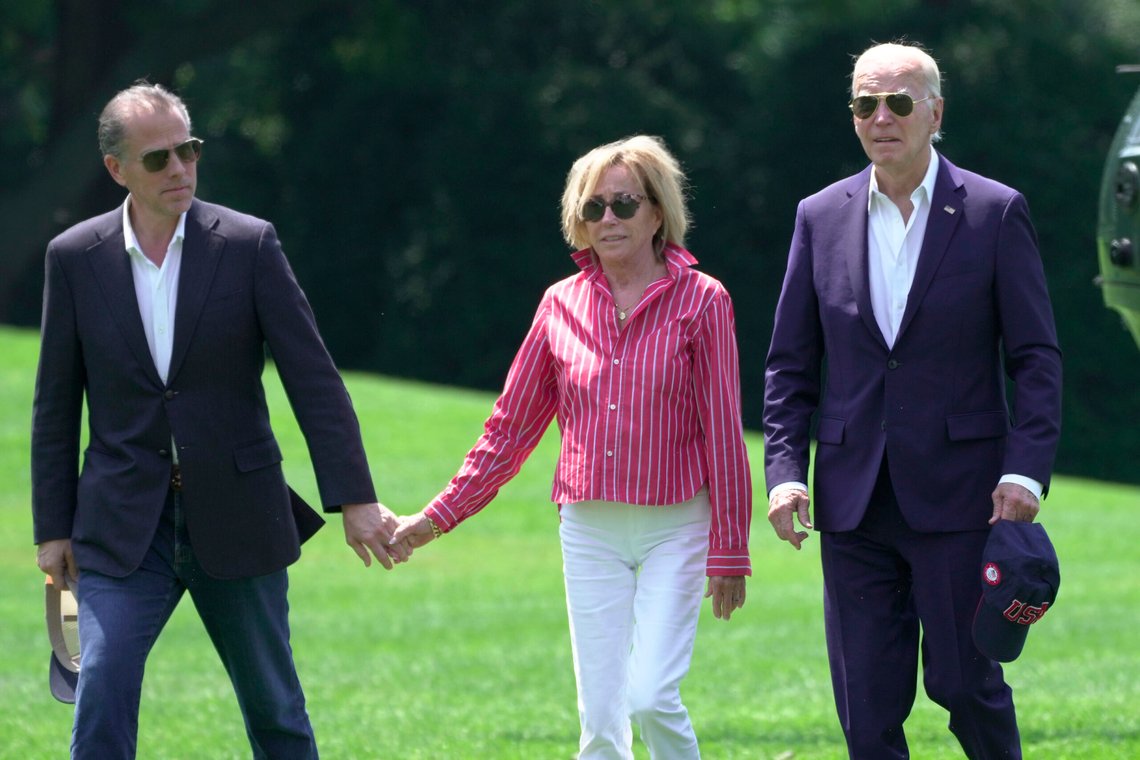 Bidens ser ut som en slagen familie. Joe ble avsatt som kandidat og i realiteten også som president. Nå kommer avsløringene om korrupsjonen og denne gang er det ikke så mange medier som forsvarer dem. Hunter er synlig tynnere i håret og ser dradd ut, søsteren til Joe Valerie i midten. Joe er usikker på hvor han befinner seg. Bildet er tatt 28. juli, ved ankomst til Det hvite hus. Dette er de to personenen Joe støtter seg på. AP Photo/Manuel Balce Ceneta/NTB Bidens ser ut som en slagen familie. Joe ble avsatt som kandidat og i realiteten også som president. Nå kommer avsløringene om korrupsjonen og denne gang er det ikke så mange medier som forsvarer dem. Hunter er synlig tynnere i håret og ser dradd ut, søsteren til Joe Valerie i midten. Joe er usikker på hvor han befinner seg. Bildet er tatt 28. juli, ved ankomst til Det hvite hus. Dette er de to personenen Joe støtter seg på. AP Photo/Manuel Balce Ceneta/NTB