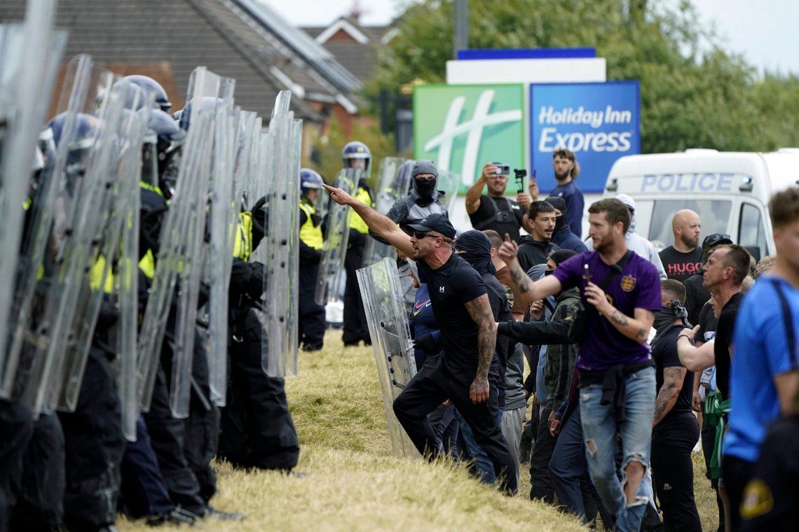 Demonstranter dømmes hardt etter opptøyene som oppsto etter Southport-angrepet. Bildet ble tatt i Rotherham i England 4. august. Foto: Danny Lawson / PA / AP / NTB Demonstranter dømmes hardt etter opptøyene som oppsto etter Southport-angrepet. Bildet ble tatt i Rotherham i England 4. august. Foto: Danny Lawson / PA / AP / NTB