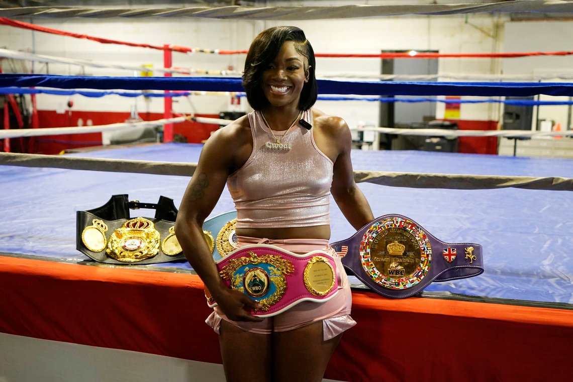 Claressa Shields er verdens beste kvinnelige bokser, og hun er forbannet på at menn i form av transer får konkurrere i kvinnelig boksing under OL. Foto: AP /Carlos Osorio/NTB Claressa Shields er verdens beste kvinnelige bokser, og hun er forbannet på at menn i form av transer får konkurrere i kvinnelig boksing under OL. Foto: AP /Carlos Osorio/NTB
