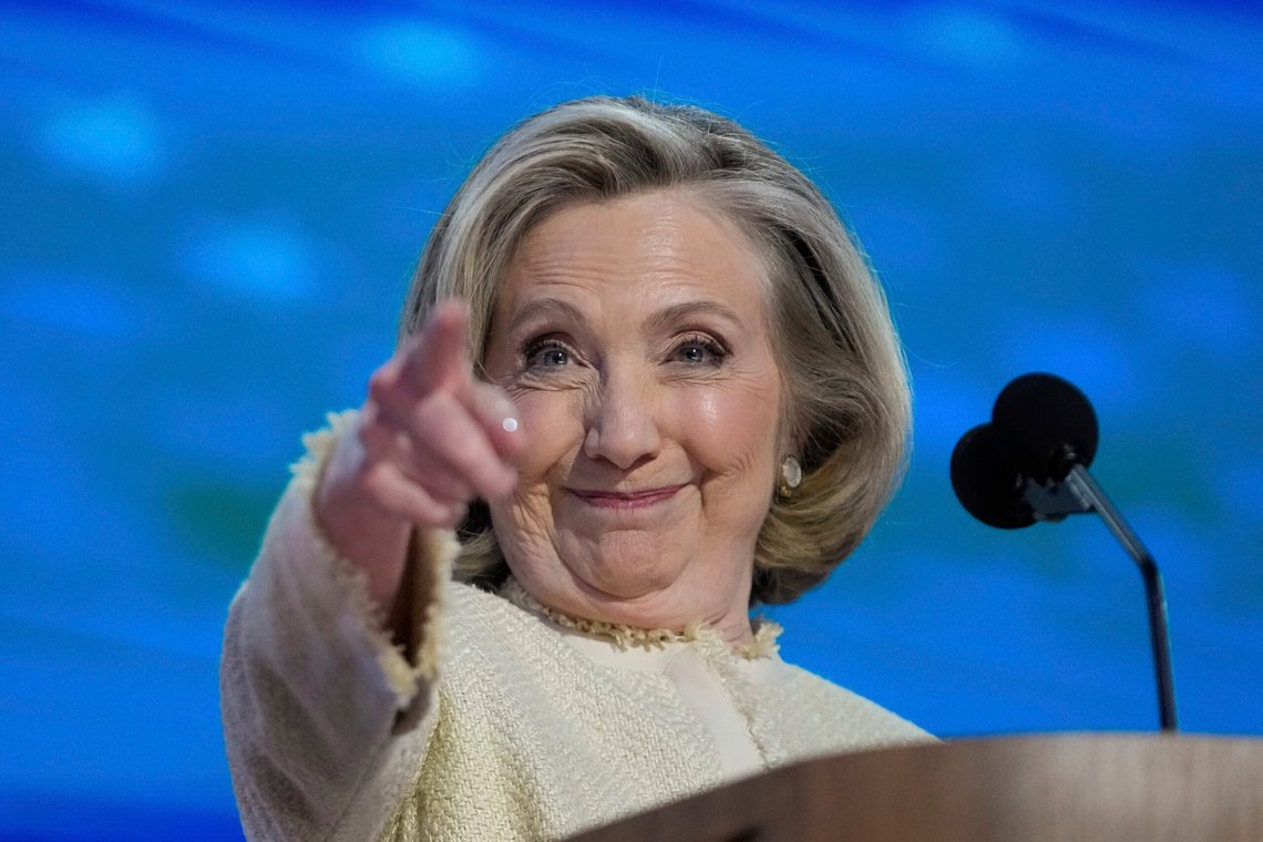 Hillary Clinton destruerte 33.000 eposter som lå på hennes private server da hun fikk krav om å utlevere dem til en kongresskomité ledet av Republikaneren Devin Nunes. FBI-sjef James Comey bestemte at det ikke skulle reises sak. Da ropte Trump-velgere "lock her up" og medier synes det var stygt. Nå roper Kamalas velgere "lock him up" på hennes rallyer og for Trump er det ingen tom trussel. (AP Photo/Paul Sancya/NTB) Hillary Clinton destruerte 33.000 eposter som lå på hennes private server da hun fikk krav om å utlevere dem til en kongresskomité ledet av Republikaneren Devin Nunes. FBI-sjef James Comey bestemte at det ikke skulle reises sak. Da ropte Trump-velgere "lock her up" og medier synes det var stygt. Nå roper Kamalas velgere "lock him up" på hennes rallyer og for Trump er det ingen tom trussel. (AP Photo/Paul Sancya/NTB)