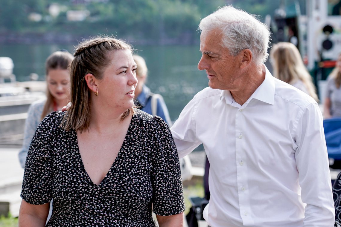 Utøya 20240803.
Statsminister Jonas Gahr Støre og Astrid Willa Eide Hoem kommer til utøya og blir utfordret av AUFerne.
Foto: Amanda Pedersen Giske / NTB Utøya 20240803.
Statsminister Jonas Gahr Støre og Astrid Willa Eide Hoem kommer til utøya og blir utfordret av AUFerne.
Foto: Amanda Pedersen Giske / NTB
