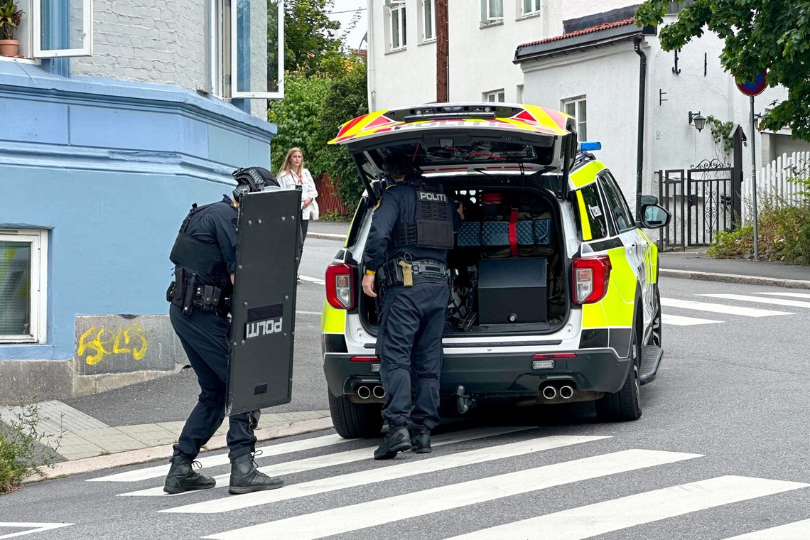 BEVÆPNET: Det er store ressurser tilstede på Tveita i Oslo. Dette er fra en eksplosjon gikk av på Kampen.
Foto: Lars Eide / NTB BEVÆPNET: Det er store ressurser tilstede på Tveita i Oslo. Dette er fra en eksplosjon gikk av på Kampen.
Foto: Lars Eide / NTB