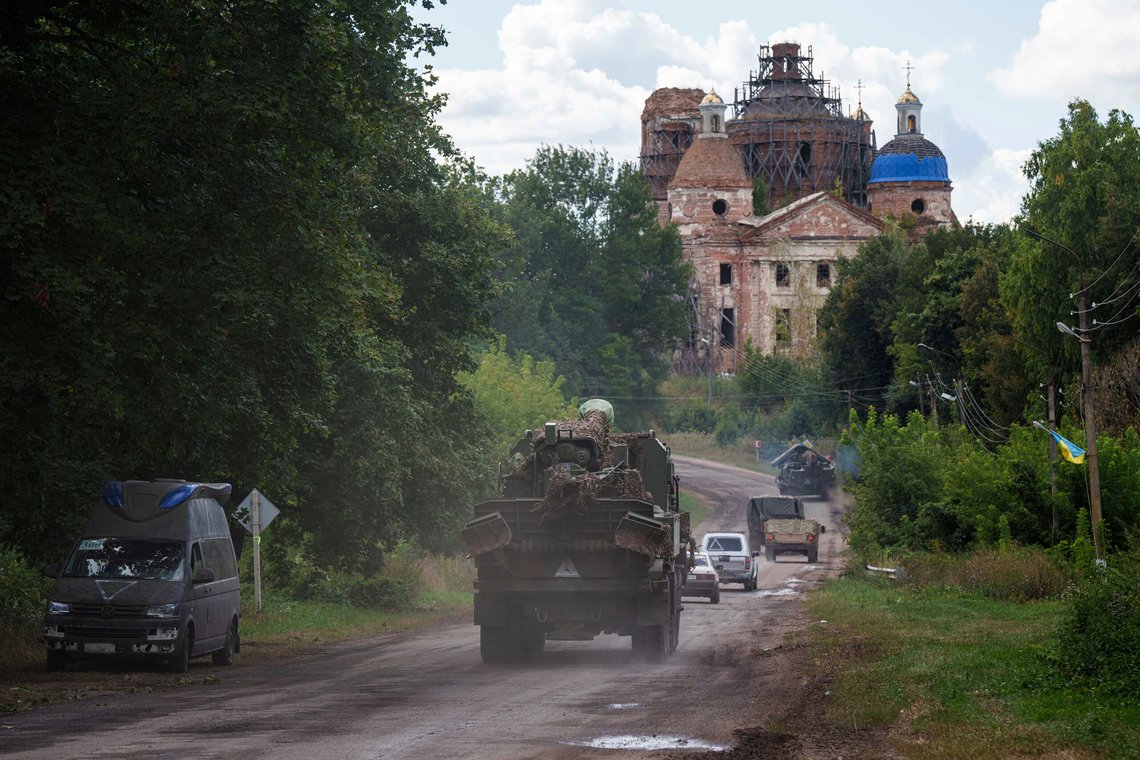 Ukrainske militærkjøretøyer i nærheten av grensa til Russland i Sumy-regionene. Foto: Jevhen Maloletka / AP / NTB Ukrainske militærkjøretøyer i nærheten av grensa til Russland i Sumy-regionene. Foto: Jevhen Maloletka / AP / NTB