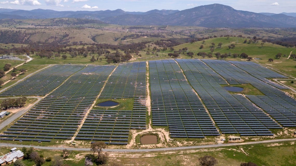 Et massivt solcellefelt har blitt godkjent av australske myndigheter. Her er Williamsdale-solfeltet sør for Canberra, som huser 30 hektar med solcellepanel. Arkivfoto: Mick Tsikas, AAP via AP / NTB. Et massivt solcellefelt har blitt godkjent av australske myndigheter. Her er Williamsdale-solfeltet sør for Canberra, som huser 30 hektar med solcellepanel. Arkivfoto: Mick Tsikas, AAP via AP / NTB.