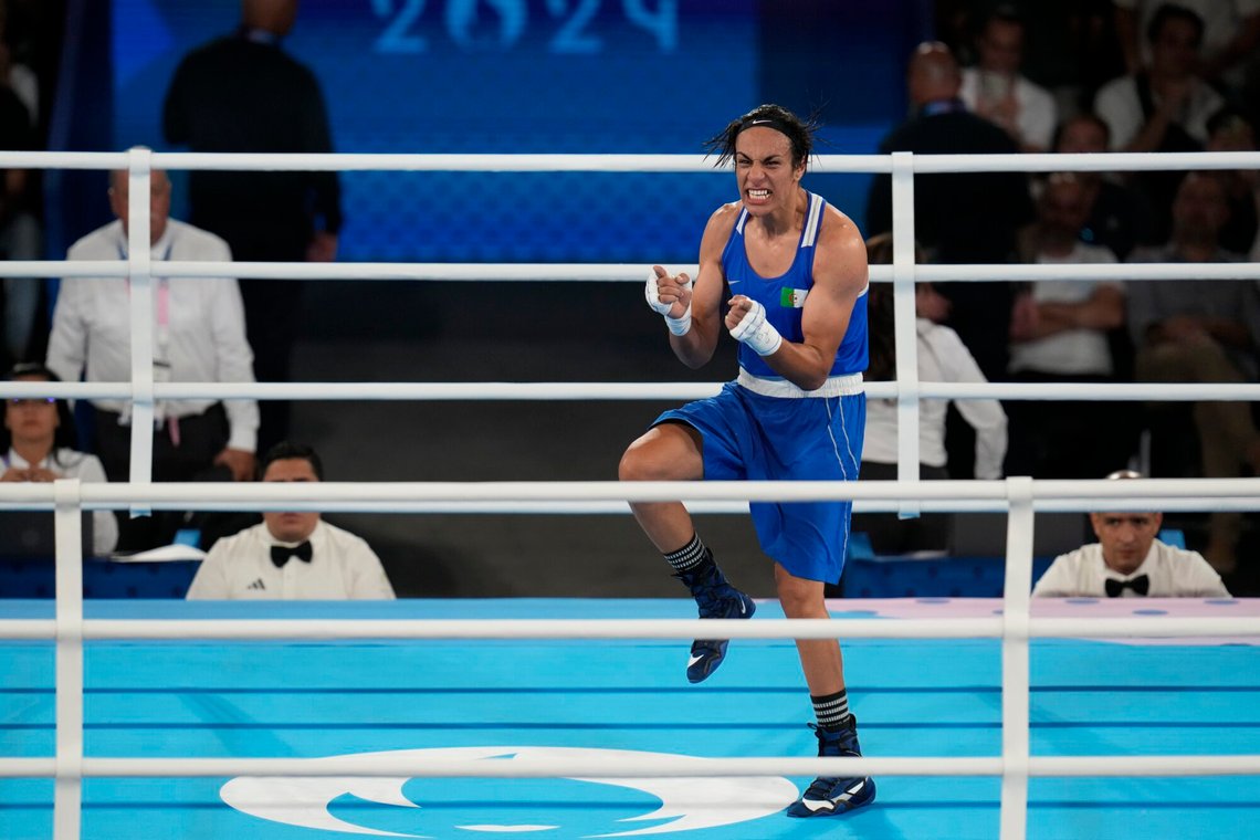 Imane Khelif fra Algerie gjorde en seiersdans i ringen etter å ha tatt seg til OL-finale i boksing. Foto: Ariana Cubillos, AP / NTB Imane Khelif fra Algerie gjorde en seiersdans i ringen etter å ha tatt seg til OL-finale i boksing. Foto: Ariana Cubillos, AP / NTB