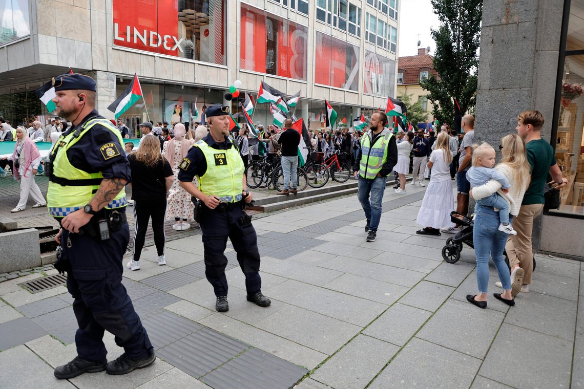 Svensk politi på plass under en pro-palestinsk demonstrasjon i Borås. Foto: Adam Ihse, TT-NTB. Svensk politi på plass under en pro-palestinsk demonstrasjon i Borås. Foto: Adam Ihse, TT-NTB.