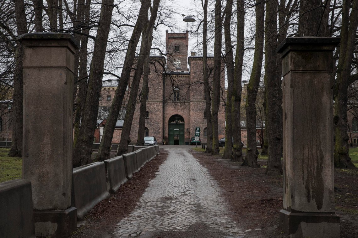 Veien fram mot inngangen til gamle Botsen i Oslo fengsel heter nå Egon Olsens allé. Det er liksom noe koselig over det hele.
Foto: Vidar Ruud / NTB Veien fram mot inngangen til gamle Botsen i Oslo fengsel heter nå Egon Olsens allé. Det er liksom noe koselig over det hele.
Foto: Vidar Ruud / NTB