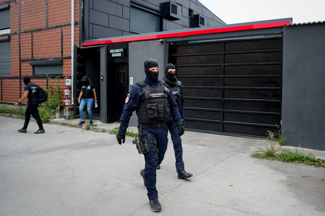 Maskert politi ved eiendommen til Andrew Tate i utkanten av Bucuresti onsdag. Foto: Vadim Ghirda / AP / NTB Maskert politi ved eiendommen til Andrew Tate i utkanten av Bucuresti onsdag. Foto: Vadim Ghirda / AP / NTB