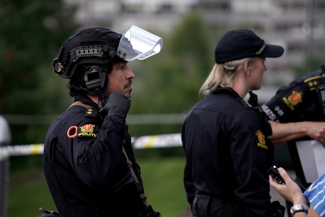 Denne uken er fylt til randen med alvorlige kriminalitetshendelser. Fredag kveld rykket politiet ut til Ammerud i Groruddalen etter flere meldinger om smell i området. Vitner mener en person har avfyrt flere skudd med skytevåpen.
Foto: Amanda Pedersen Giske / NTB Denne uken er fylt til randen med alvorlige kriminalitetshendelser. Fredag kveld rykket politiet ut til Ammerud i Groruddalen etter flere meldinger om smell i området. Vitner mener en person har avfyrt flere skudd med skytevåpen.
Foto: Amanda Pedersen Giske / NTB
