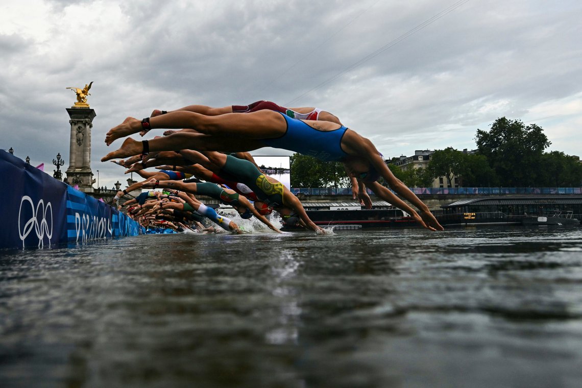 Idrettsutøvere konkurrerer i svømmerennet i Seinen under triatlon for kvinner ved sommer-OL, onsdag 31. juli 2024 i Paris. Foto: Martin Bureau, AP-NTB. Idrettsutøvere konkurrerer i svømmerennet i Seinen under triatlon for kvinner ved sommer-OL, onsdag 31. juli 2024 i Paris. Foto: Martin Bureau, AP-NTB.