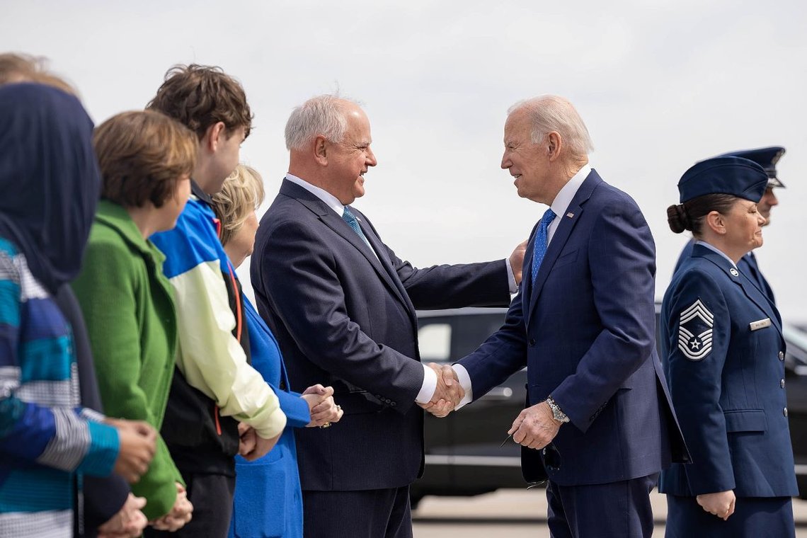 President Joe Biden hilser på guvernør Tim Walz, folkevalgte og basens ledelse, mandag 3. april 2023, på Minneapolis-Saint Paul Joint Air Reserve Station i Minnesota. (Offisielt foto fra Det hvite hus av Cameron Smith), 3. april, 2023. Kilde: Wikimedia Commons. President Joe Biden hilser på guvernør Tim Walz, folkevalgte og basens ledelse, mandag 3. april 2023, på Minneapolis-Saint Paul Joint Air Reserve Station i Minnesota. (Offisielt foto fra Det hvite hus av Cameron Smith), 3. april, 2023. Kilde: Wikimedia Commons.