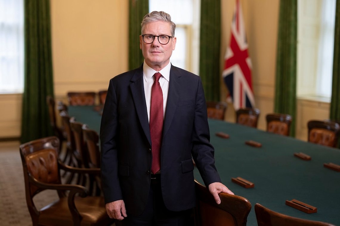 Keir Starmer forsøker så godt han kan å bevege Storbritannia i en retning etter sin politiske smak. Om han lykkes er dog omstridt. Foto: Gov.uk.co Keir Starmer forsøker så godt han kan å bevege Storbritannia i en retning etter sin politiske smak. Om han lykkes er dog omstridt. Foto: Gov.uk.co
