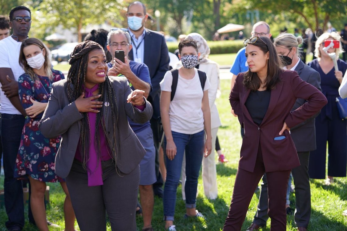 Washington, DC - 30. september 2021: Kongressmedlem Cori Bush (D-MO) snakker til demonstranter ved Capitol om de positive effektene av deres aktivisme. Foto: Shutterstock av Phil Pasquini, USA. Washington, DC - 30. september 2021: Kongressmedlem Cori Bush (D-MO) snakker til demonstranter ved Capitol om de positive effektene av deres aktivisme. Foto: Shutterstock av Phil Pasquini, USA.