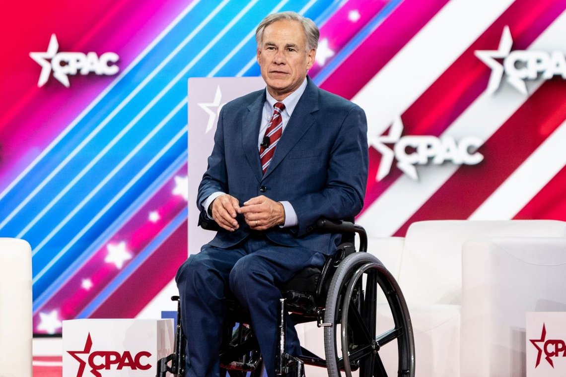 Dallas, TX - 4. august 2022: Texas' guvernør Greg Abbott taler under CPAC Texas 2022-konferansen på Hilton Anatole. Foto: Shutterstock av Lev Radin, USA. Dallas, TX - 4. august 2022: Texas' guvernør Greg Abbott taler under CPAC Texas 2022-konferansen på Hilton Anatole. Foto: Shutterstock av Lev Radin, USA.